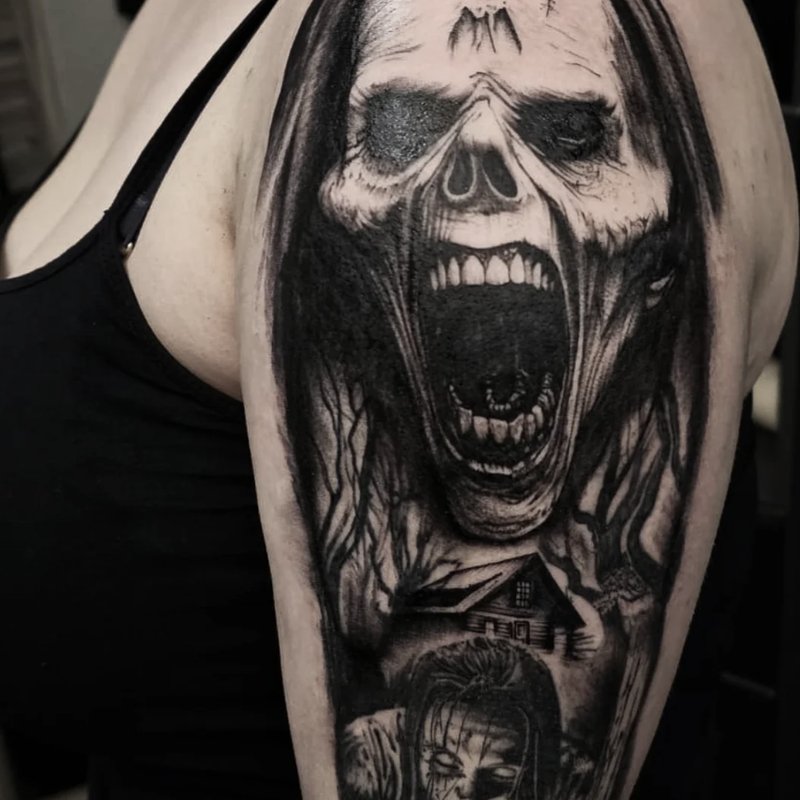 Horror Skull Tattoo Oberarm
